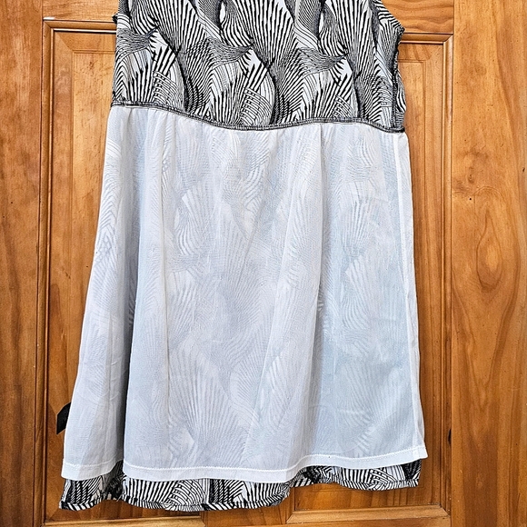 Forever 21 Women's Sleeveless Black & White Abstract Contemporary A-line Dress - Picture 13 of 15